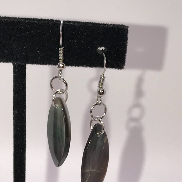 Black Lip Shell Dangle Earrings - Picture 4 of 6